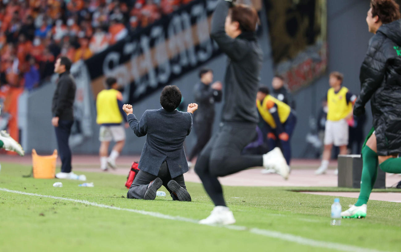 東京V対清水　J1昇格を決め、膝をつきガッツポーズする東京V城福監督（撮影・宮地輝）