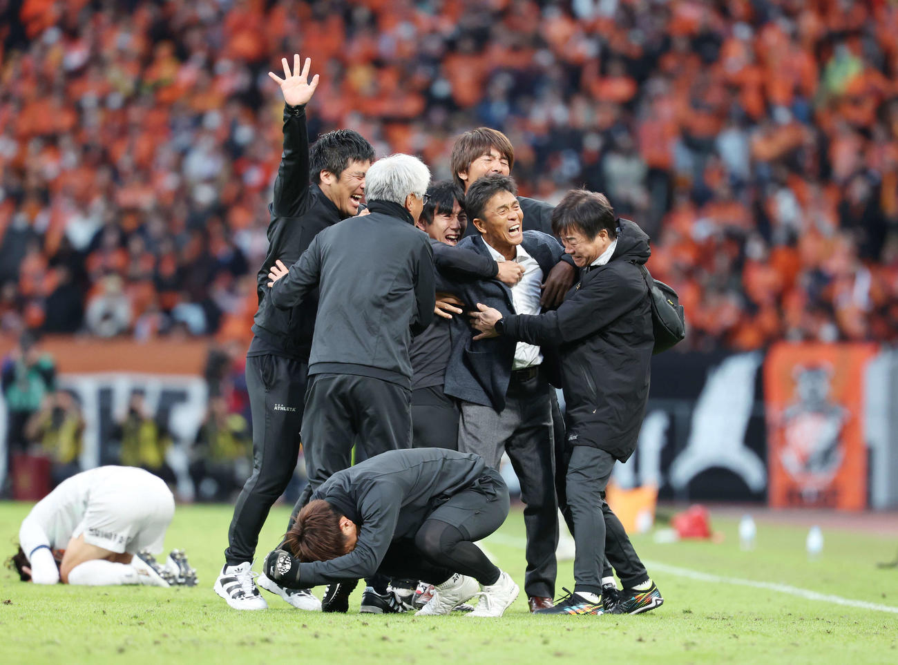 東京V対清水　J1昇格を決め、スタッフと歓喜する東京V城福監督（撮影・宮地輝）
