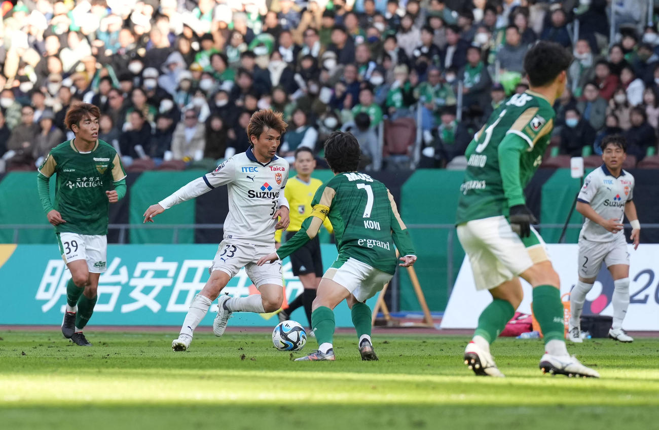 東京V対清水　前半、攻め上がる清水乾（中央）（撮影・井上学）