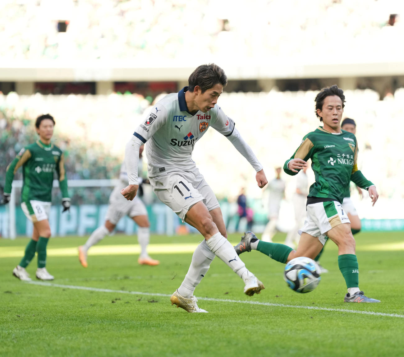 東京V対清水　前半、シュートを放つ清水中山（中央）（撮影・井上学）