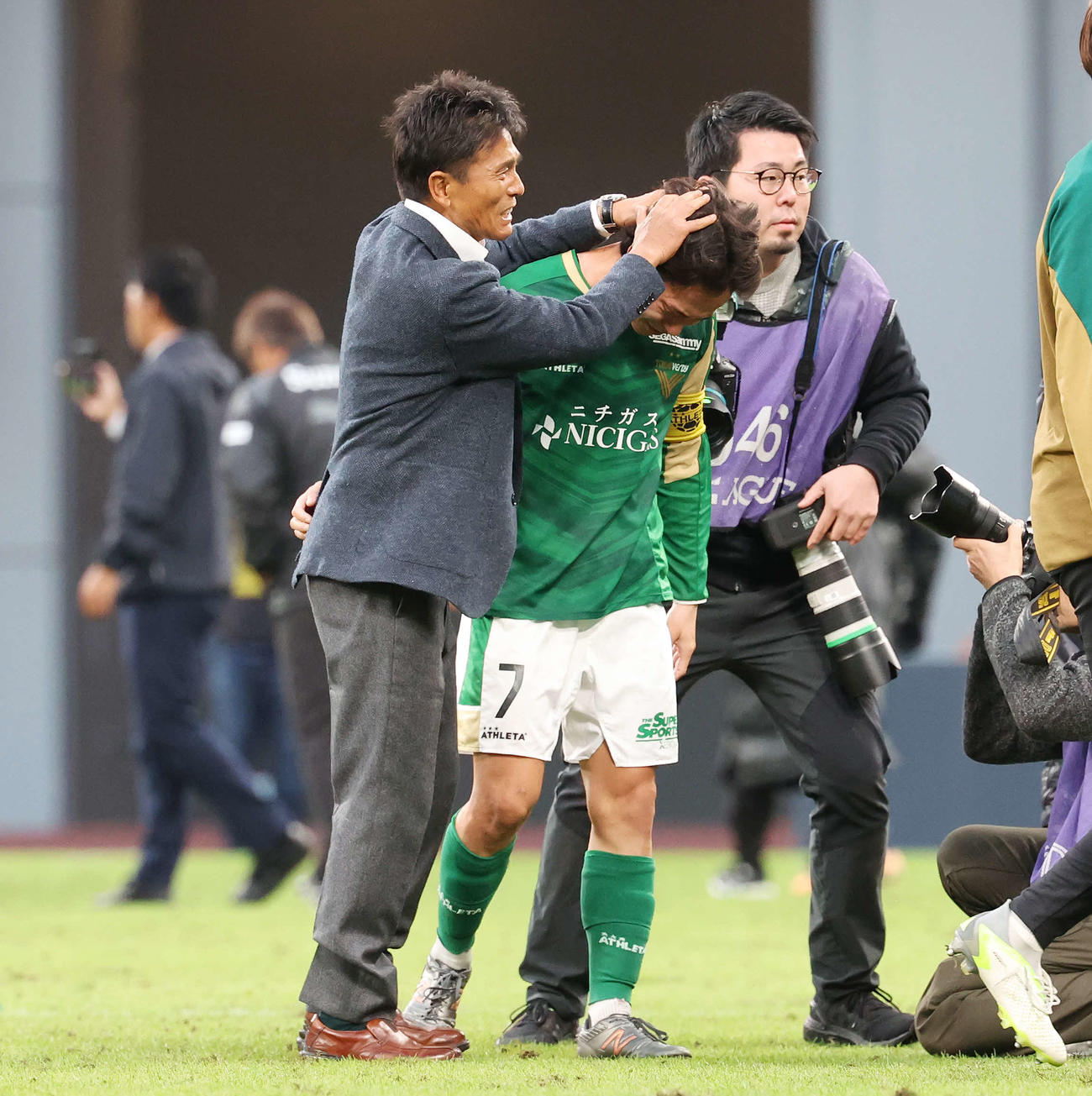 東京V対清水　J1昇格を決め、東京V森田（右）をたたえる城福監督（撮影・宮地輝）