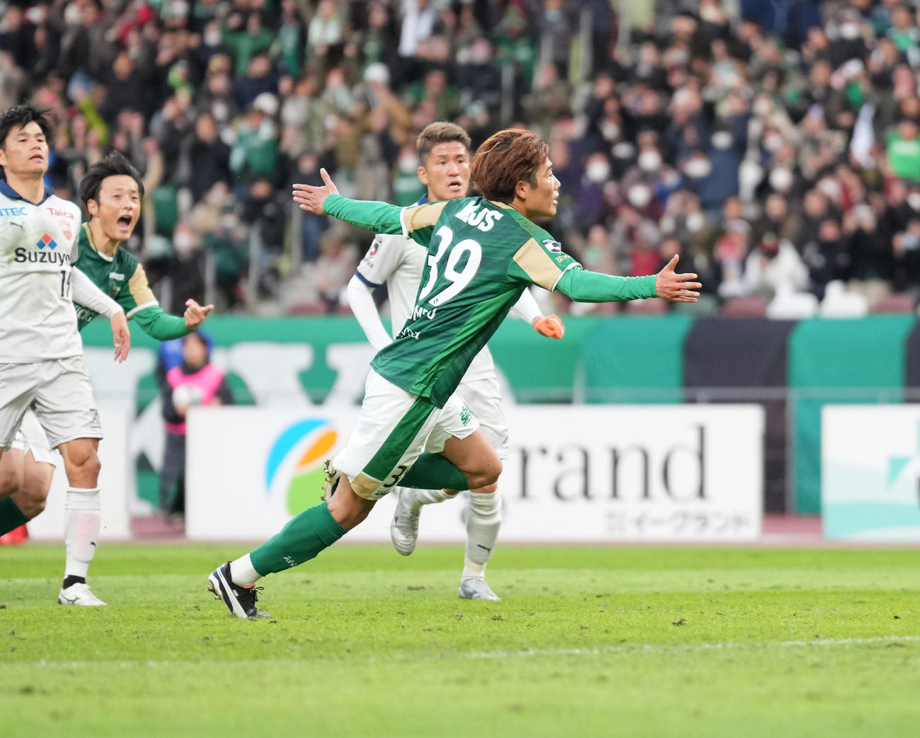 東京V対清水　後半、PKを決め喜ぶ東京V染野（撮影・井上学）