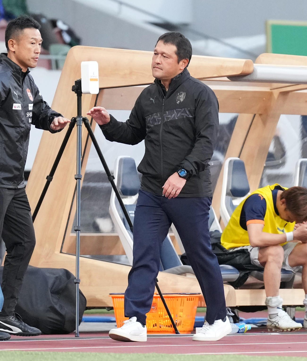 東京V対清水　東京V対清水　引き上げる清水秋葉監督（右）（撮影・井上学）