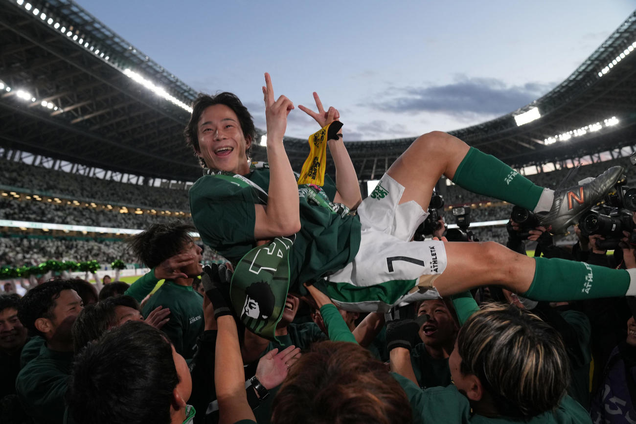 東京V対清水　16年ぶりにJ1復帰を決め胴上げされる森田（撮影・井上学）