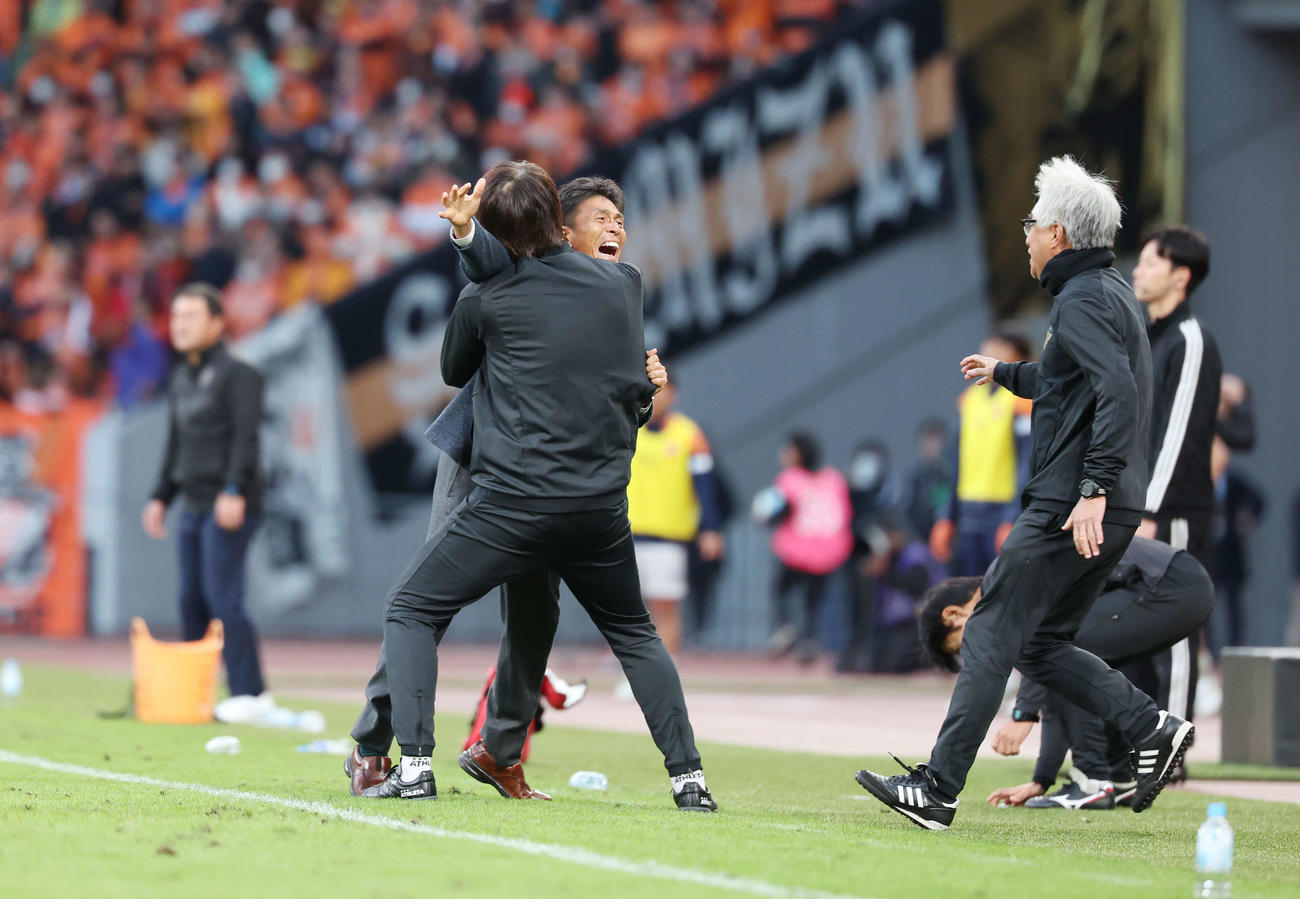 東京V対清水　J1昇格を決め、歓喜する東京V城福監督（撮影・宮地輝）