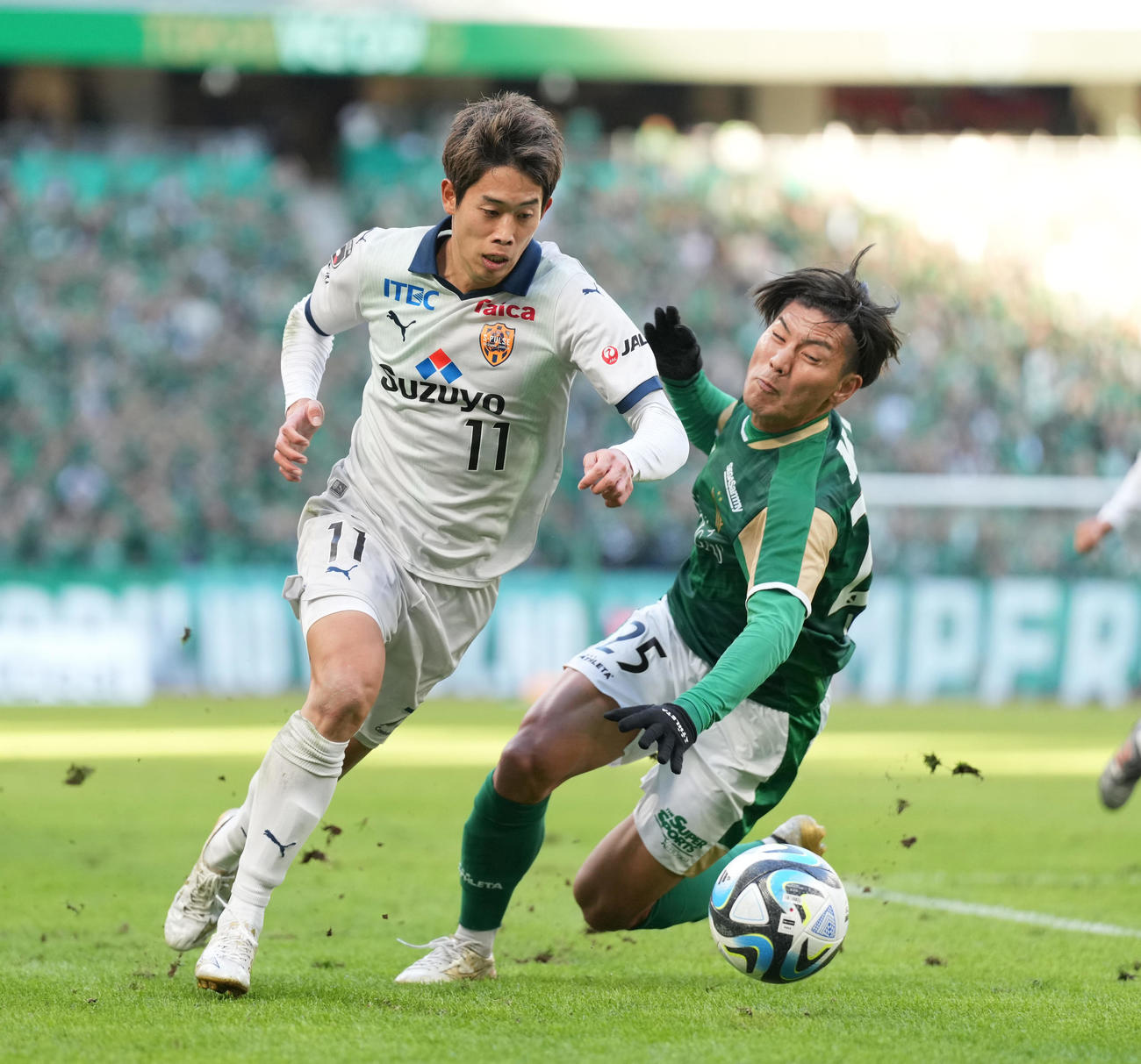 東京V対清水　前半、競り合う東京V稲見（右）と清水中山（撮影・井上学）