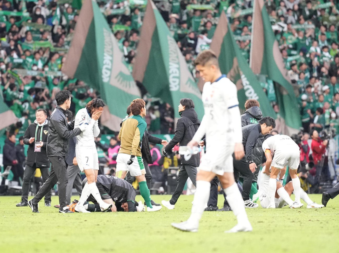 東京V対清水　J1昇格を逃しうなだれる清水の選手たち（撮影・井上学）