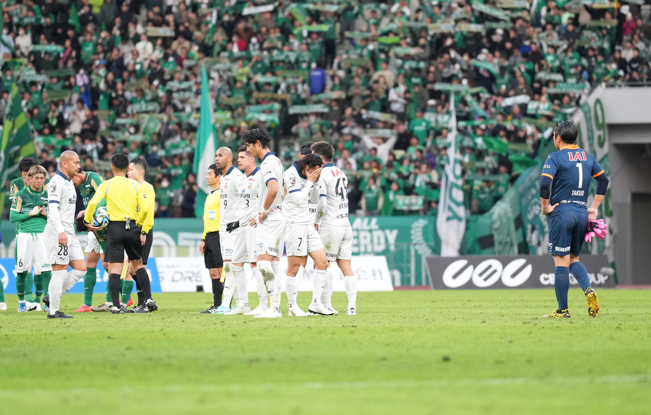 東京V対清水　東京V対清水　J1昇格を逃しうなだれる清水の選手たち（撮影・井上学）
