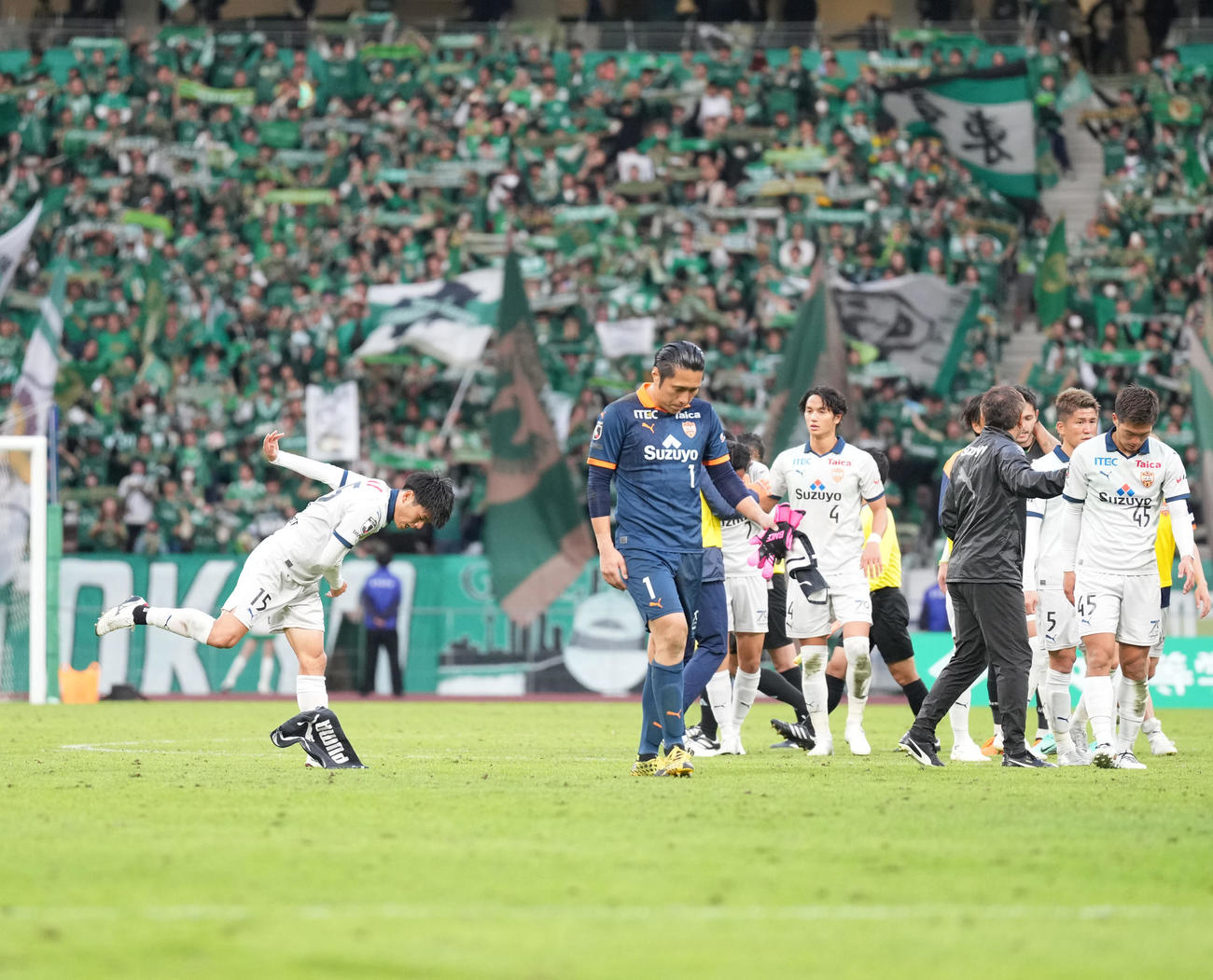 東京V対清水　J1昇格を逃しうなだれる清水の選手たち。左端は悔しさのあまりタオルを投げる岸本（撮影・井上学）