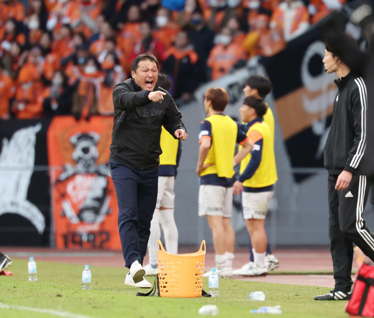 東京V対清水　後半、PKの判定に抗議する清水秋葉監督（撮影・宮地輝）