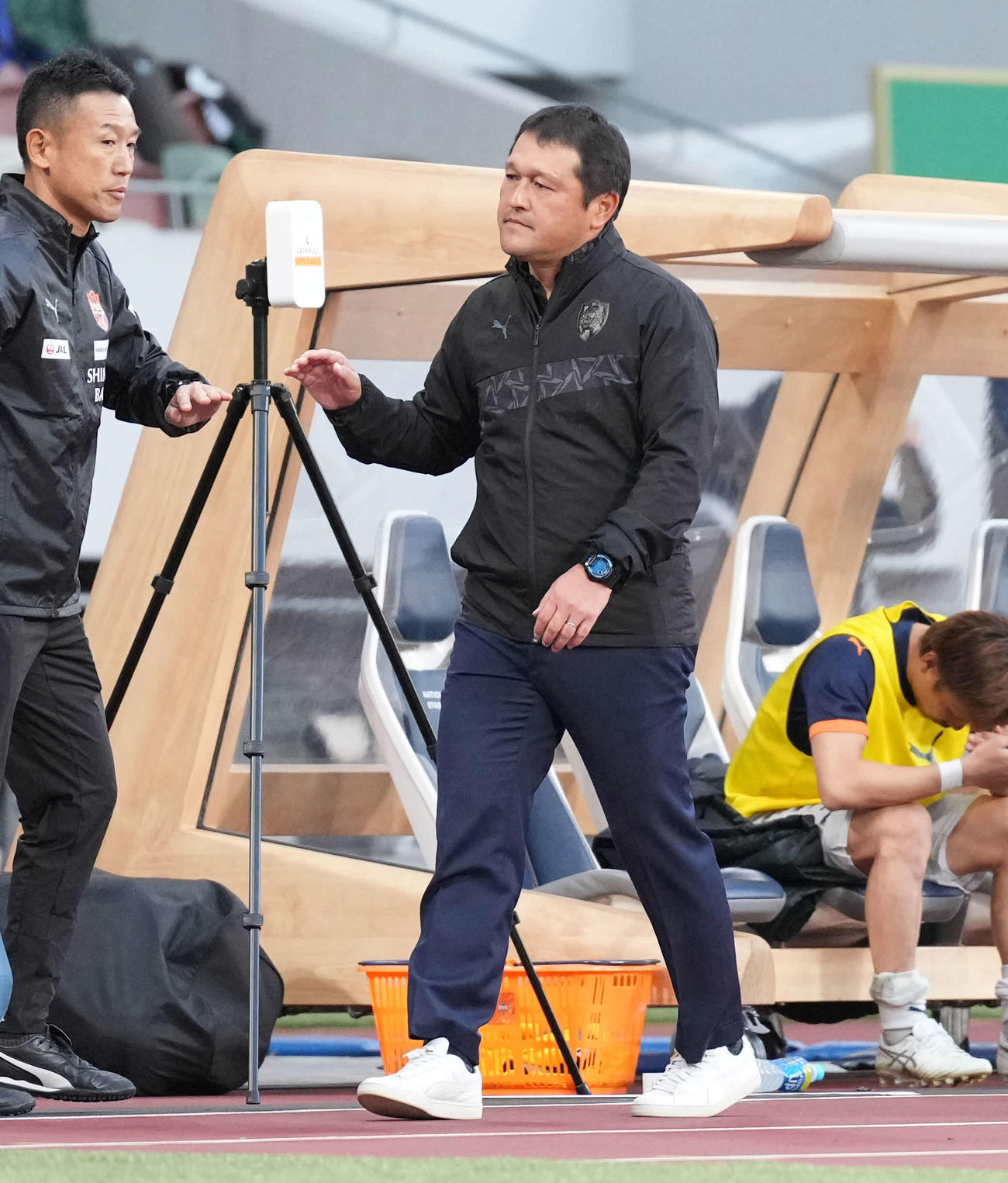 東京V対清水　引き上げる清水秋葉監督（右）（撮影・井上学）