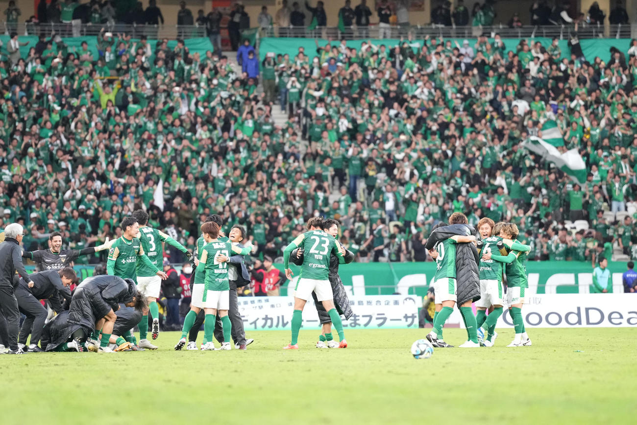 東京V対清水　16年ぶりにJ1復帰を決め喜ぶ東京Vの選手たち。中央は城福監督（撮影・井上学）