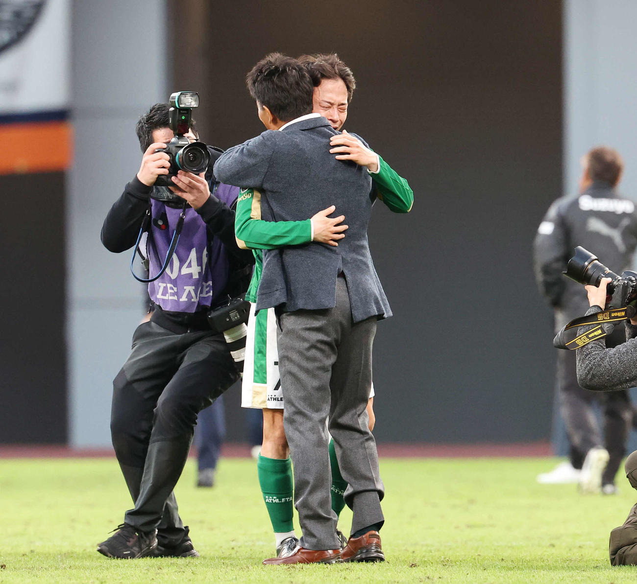 東京V対清水　J1昇格を決め、東京V城福監督（手前）と抱擁を交わす森田（撮影・宮地輝）