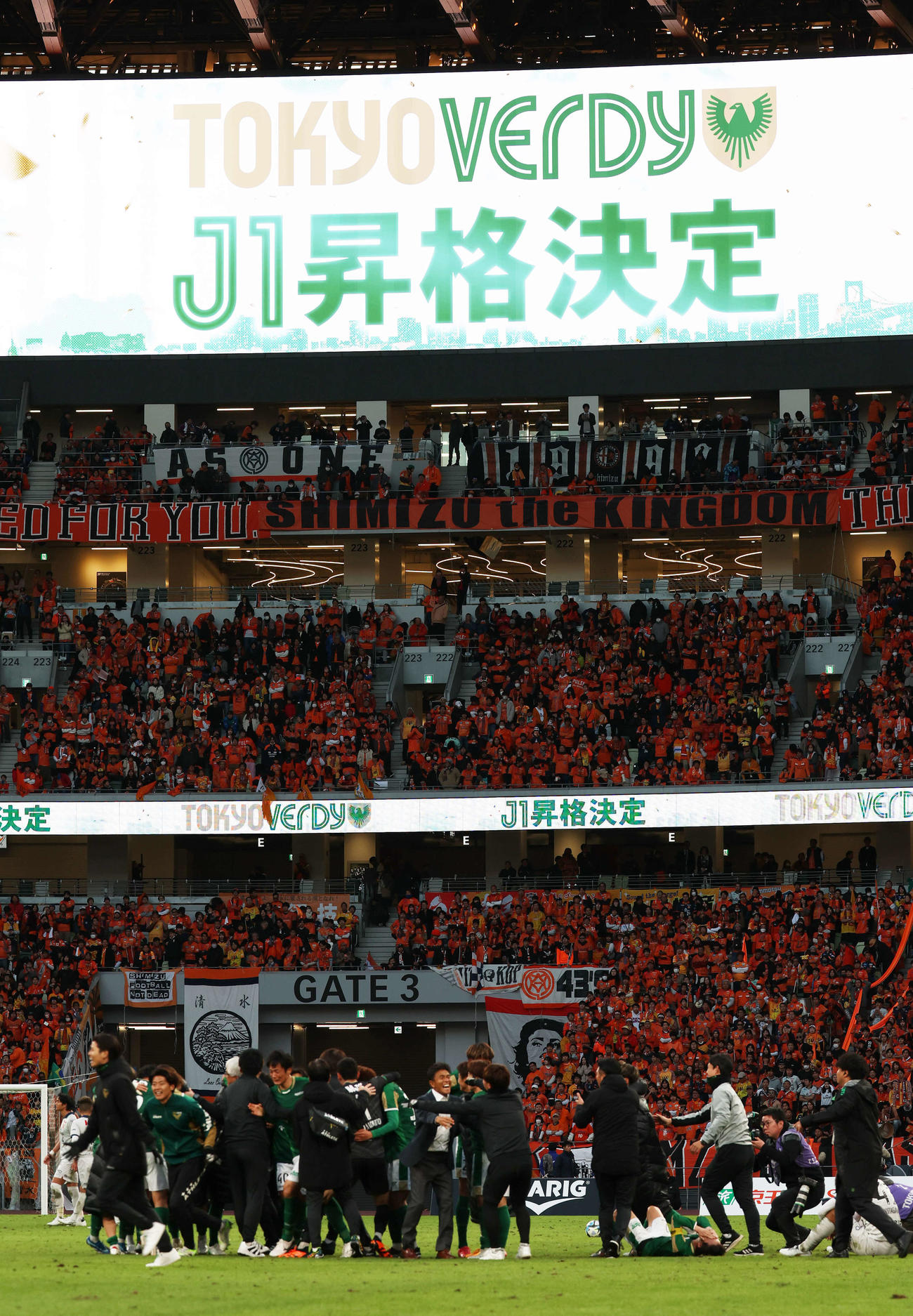 東京V対清水　J1昇格を決め、歓喜する東京Vイレブン（撮影・宮地輝）