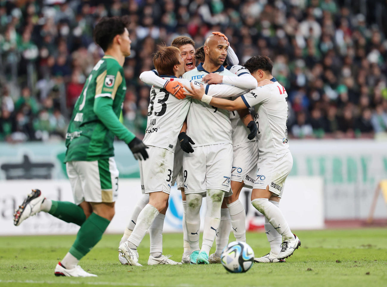 東京V対清水　後半、PKを決め、チームメートから祝福される清水チアゴ・サンタナ（撮影・宮地輝）