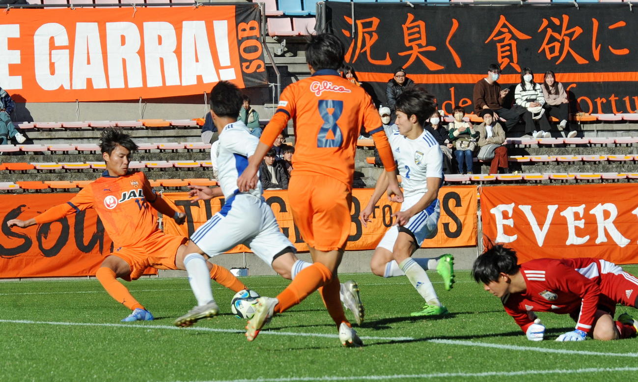 後半10分、決勝ゴールを決める清水ユースFW田中（左端）