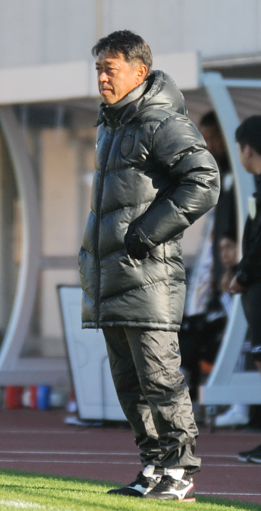 戦況を見つめる清水ユース沢登監督　
