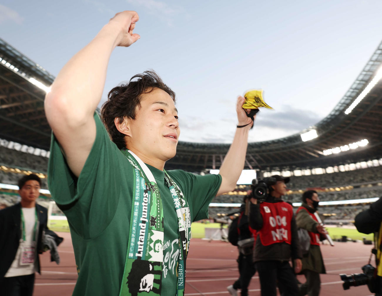 東京V対清水　J1昇格を決め、笑顔でガッツポーズする東京V森田（撮影・宮地輝）