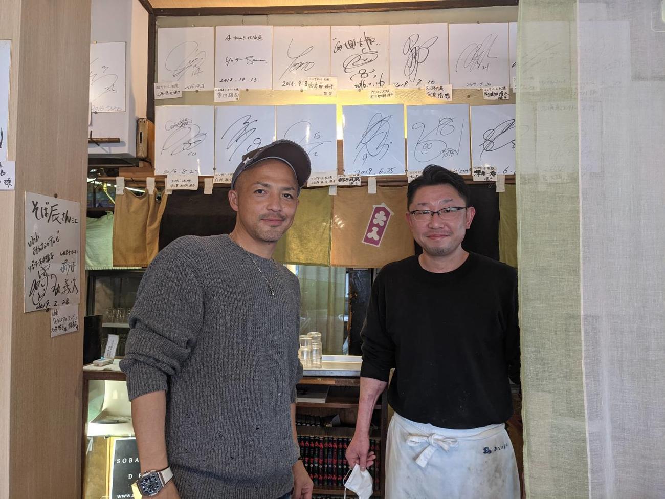 21年1月、そば辰本店を訪れた札幌小野（左）と金見さん（金見さん提供）