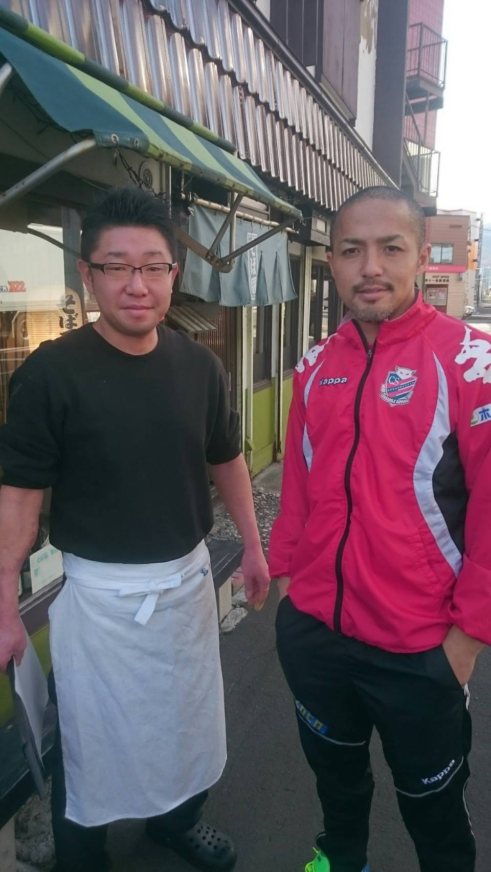 15年11月、初来店翌日もそば辰本店を訪れた札幌小野（右）と金見さん（金見さん提供）