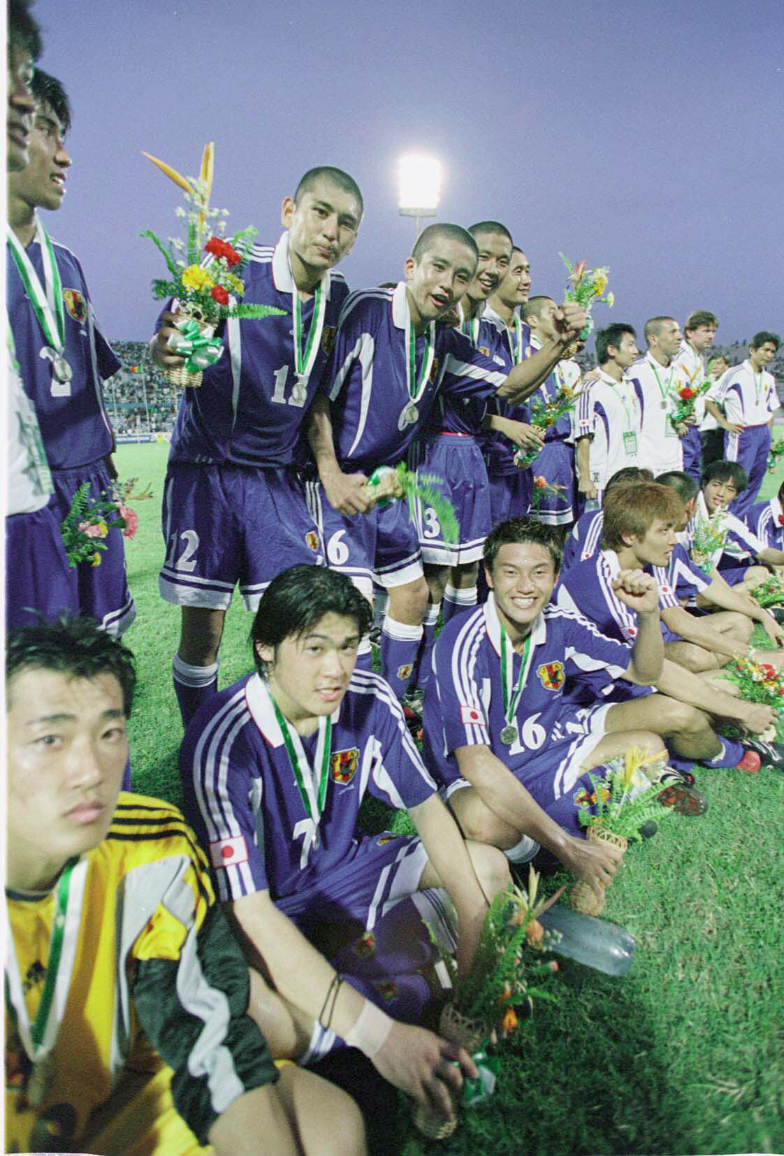 1999年ワールドユースナイジェリア大会・決勝戦　スペイン対日本　表彰式後、グラウンドでポーズを取り写真に納まるU－20日本代表　前列左端が南雄太、右端が小野伸二