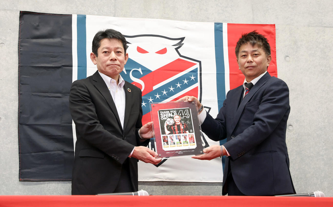 札幌小野伸二のメモリアル切手贈呈式でフォトセッションをする日本郵便株式会社北海道支浄土社長（左）と札幌三上GM（撮影・佐藤翔太）