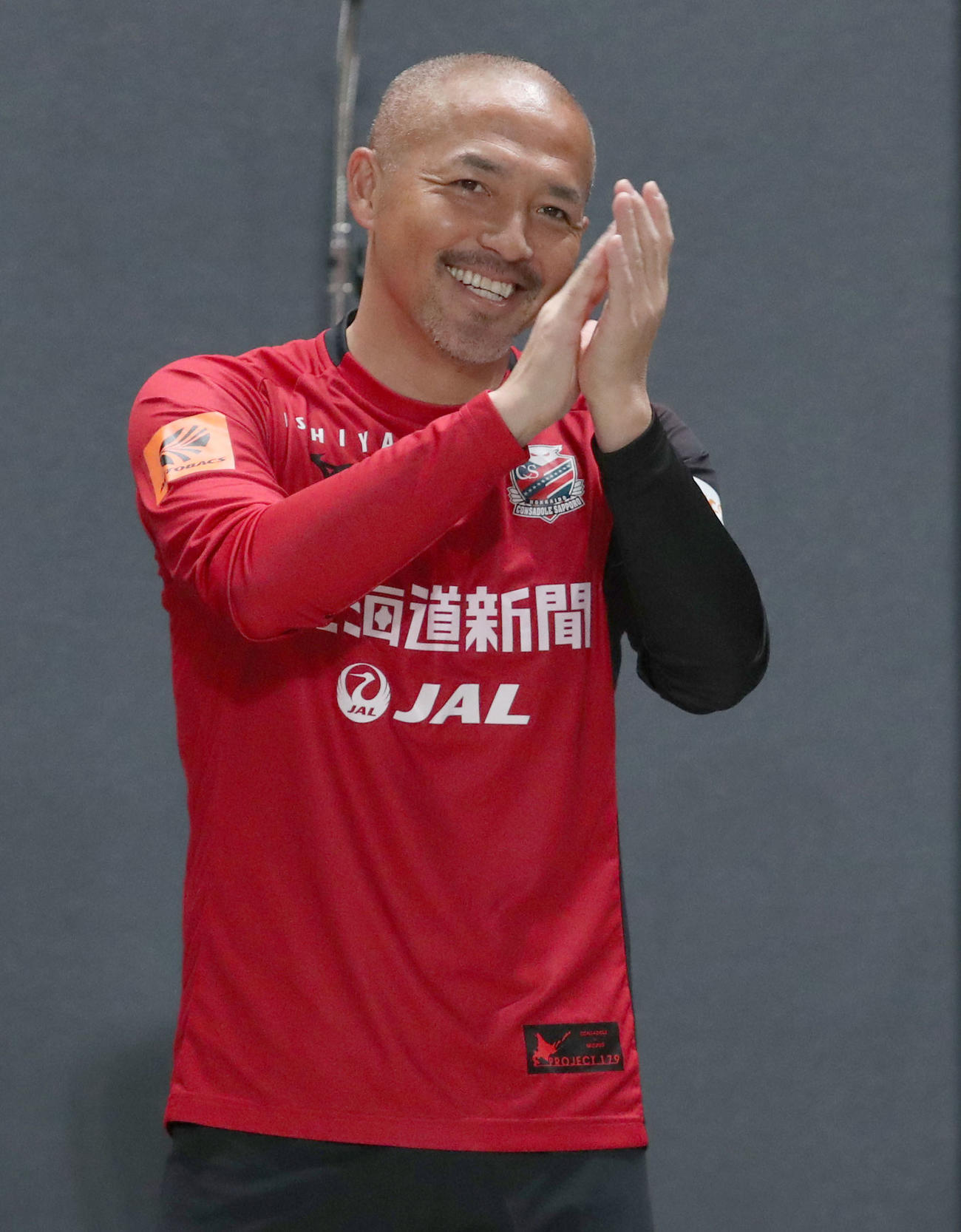 試合前に歌唱するAK－69に拍手を送る札幌小野（撮影・佐藤翔太）