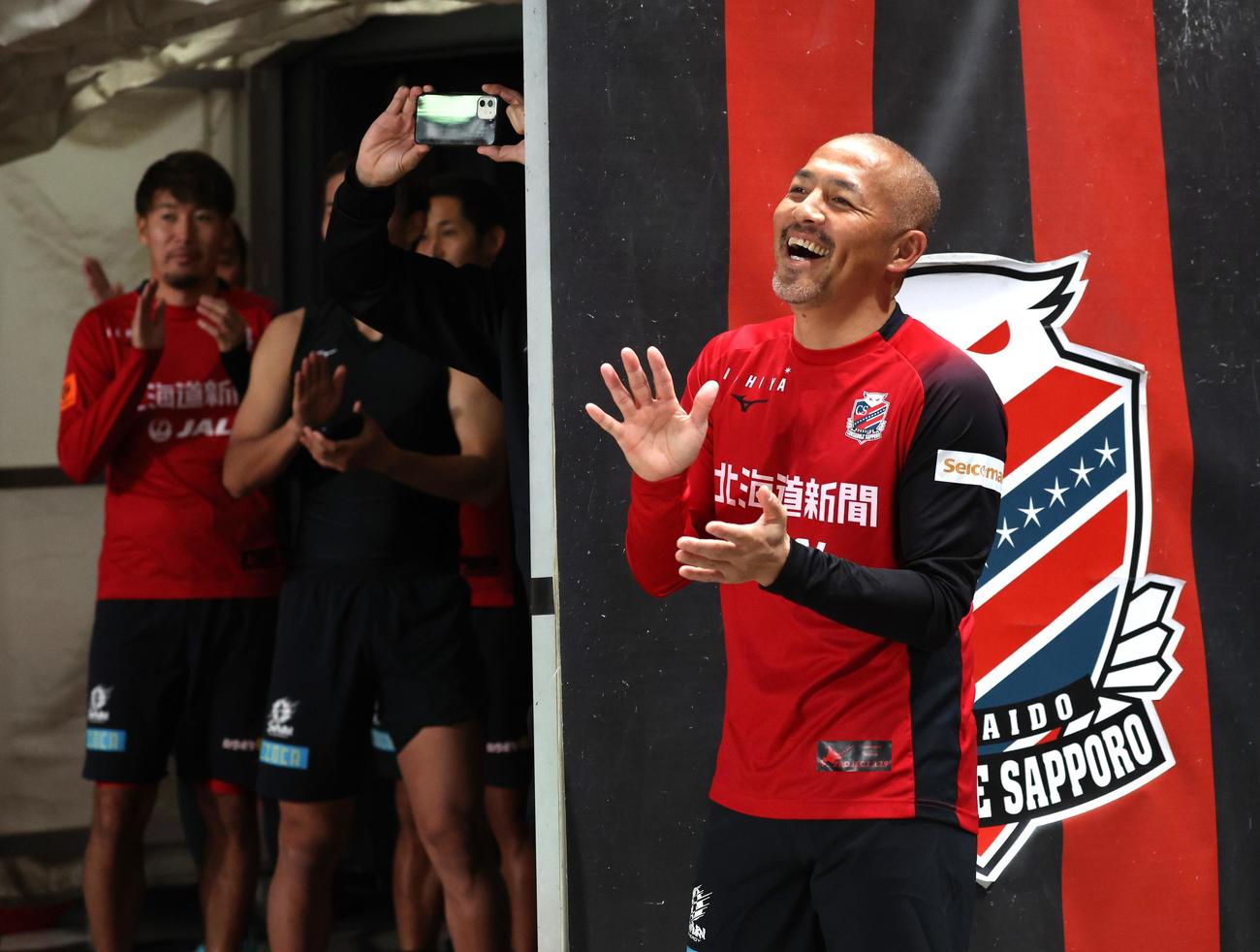 札幌対浦和　試合前、AK－69のライブに拍手する小野（撮影・黒川智章）
