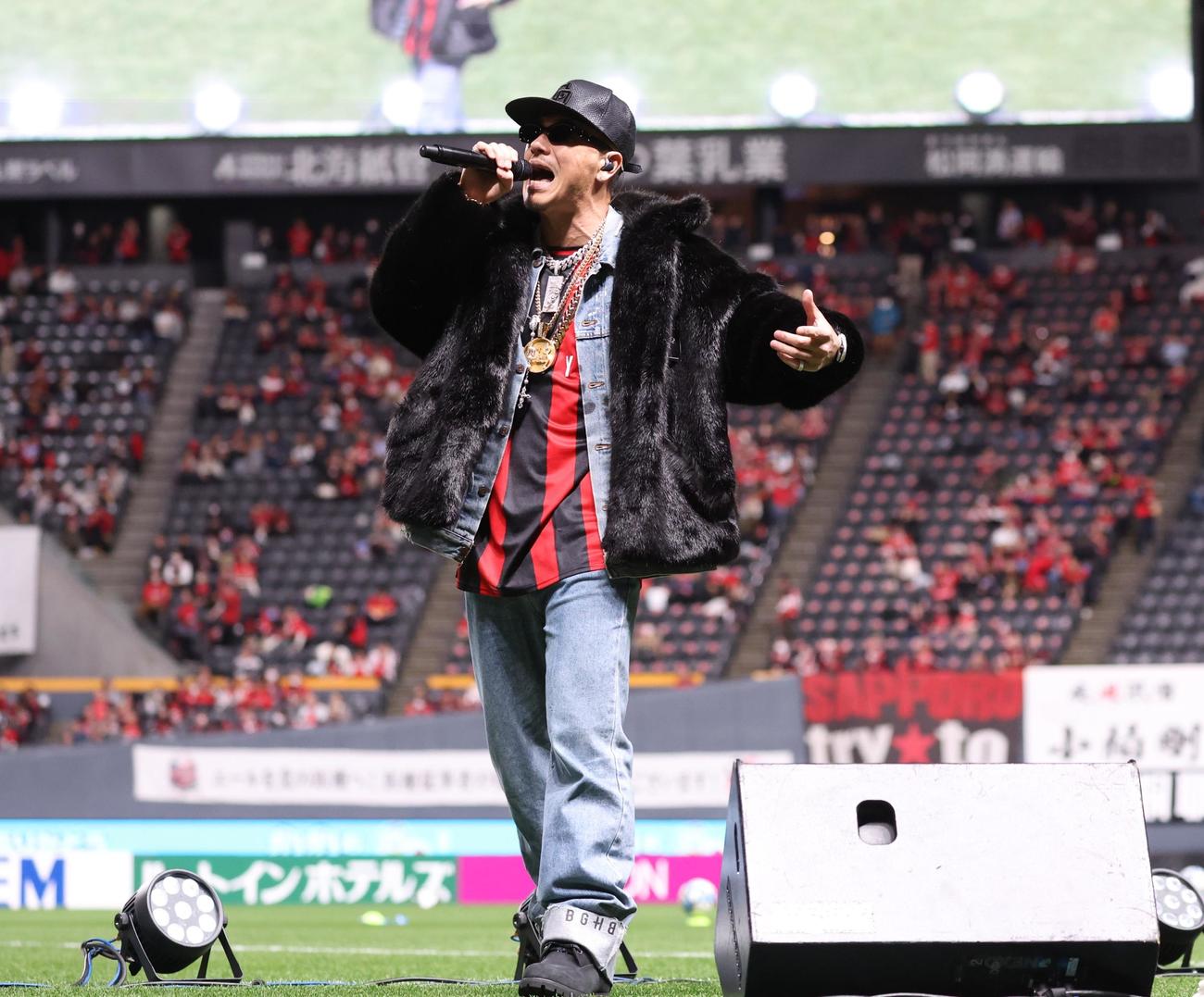 札幌対浦和　試合前のライブをするAK－69（撮影・黒川智章）