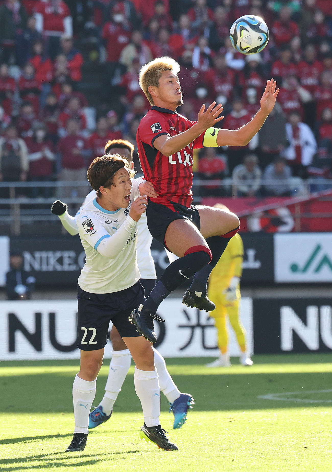 鹿島対横浜FC　前半、競りあう横浜FC岩武（左）と鹿島鈴木（撮影・野上伸悟）