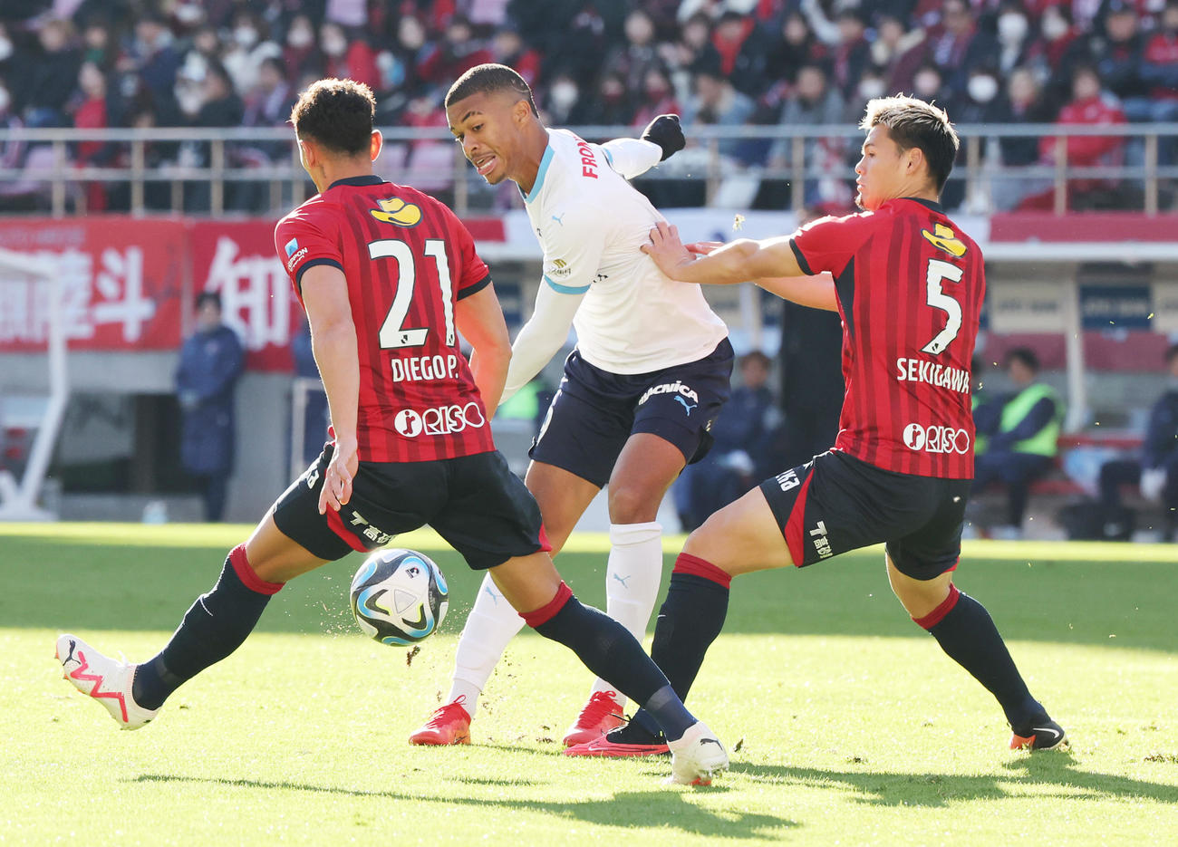 鹿島対横浜FC　前半、パスを出す横浜FCマルセロ・ヒアン（撮影・野上伸悟）