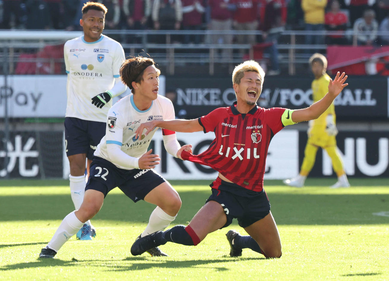 鹿島対横浜FC　前半、競りあう横浜FC岩武（左）と鹿島鈴木（撮影・野上伸悟）