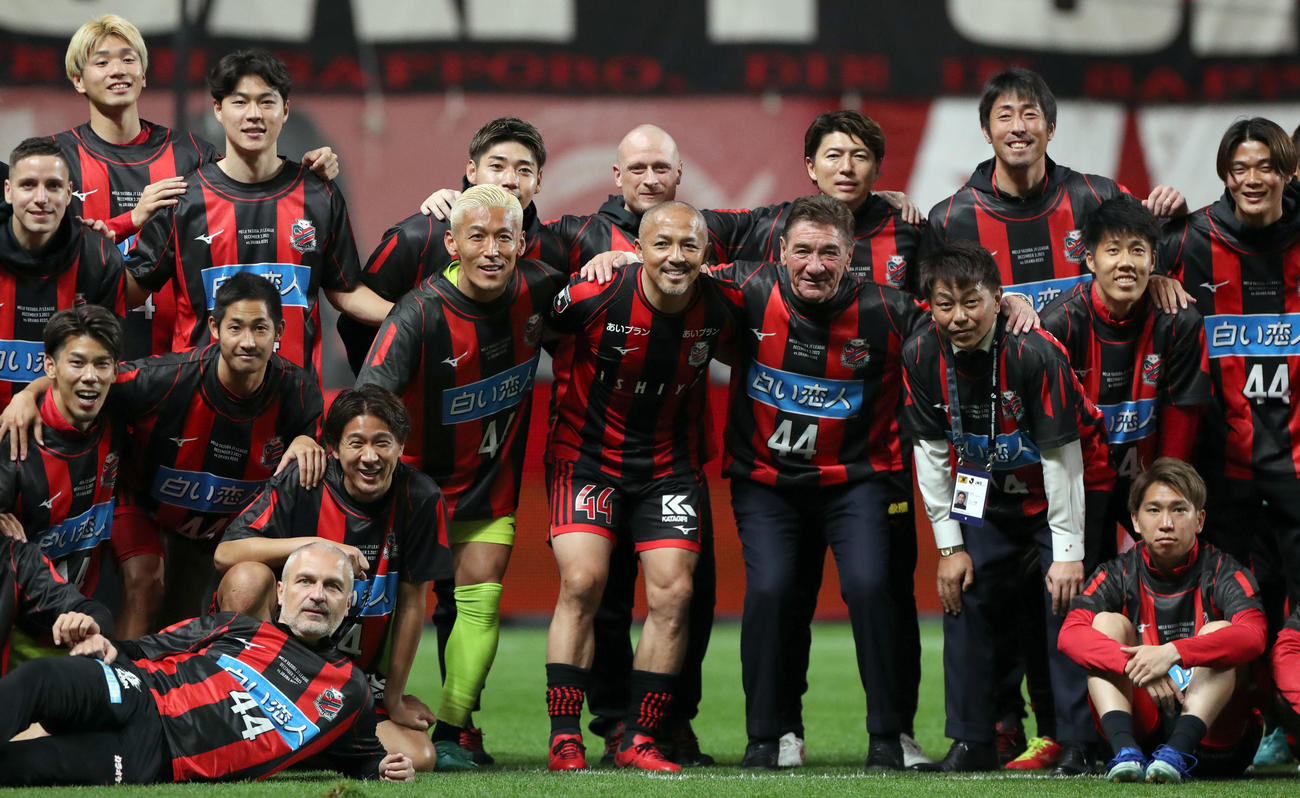 札幌対浦和　試合終了後、チームメートと記念撮影をする札幌小野（中央）（撮影・佐藤翔太）