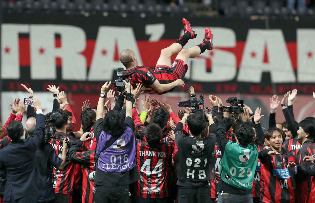 札幌対浦和　試合終了後、チームメートに胴上げされる札幌小野（撮影・佐藤翔太）
