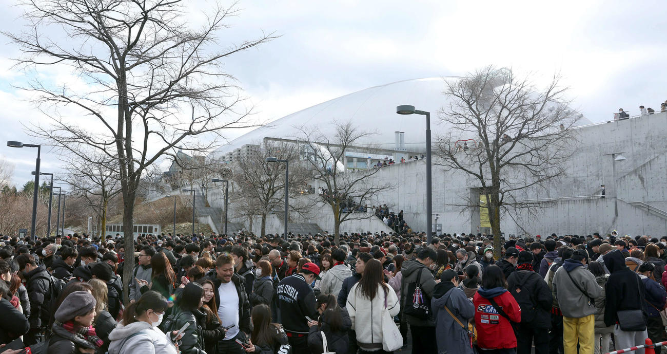 札幌小野の引退試合が行われる札幌ドームに詰めかける大勢のサポーター（撮影・佐藤翔太）