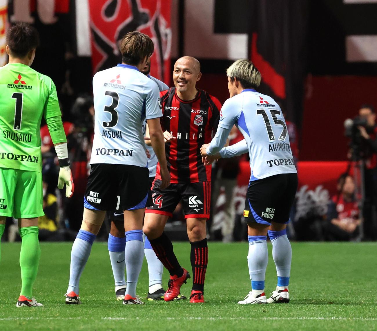 札幌対浦和　前半、途中交代の札幌小野は浦和の選手とも握手し引き揚げる（撮影・黒川智章）