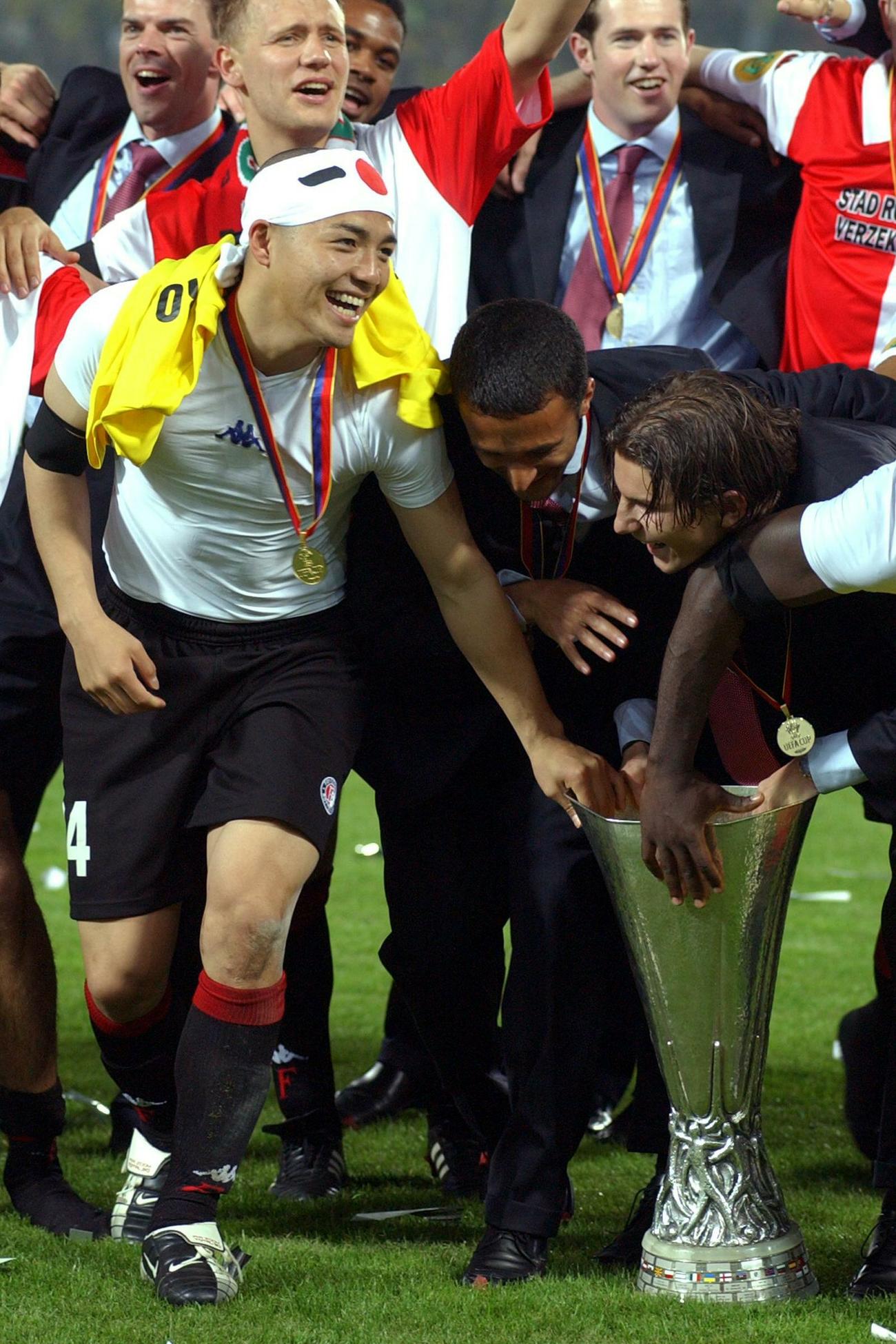 UEFA杯決勝　フェイエノールト対ドルトムント　ドルトムントを下し優勝を飾ったフェイエノールトの小野伸二（左）はカップに触れ笑顔を見せる（2002年5月撮影）