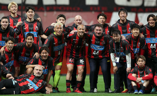 札幌対浦和　試合終了後、チームメートと記念撮影をする札幌小野（中央）（撮影・佐藤翔太）