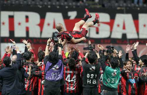 札幌対浦和　試合終了後、チームメートに胴上げされる札幌小野（撮影・佐藤翔太）