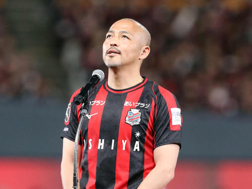 札幌対浦和　引退セレモニーであいさつする札幌小野（撮影・佐藤翔太）