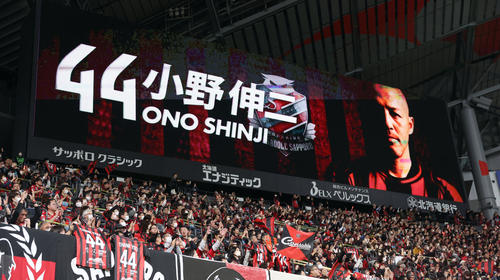 札幌対浦和　試合前、スタメン発表される札幌小野（撮影・佐藤翔太）