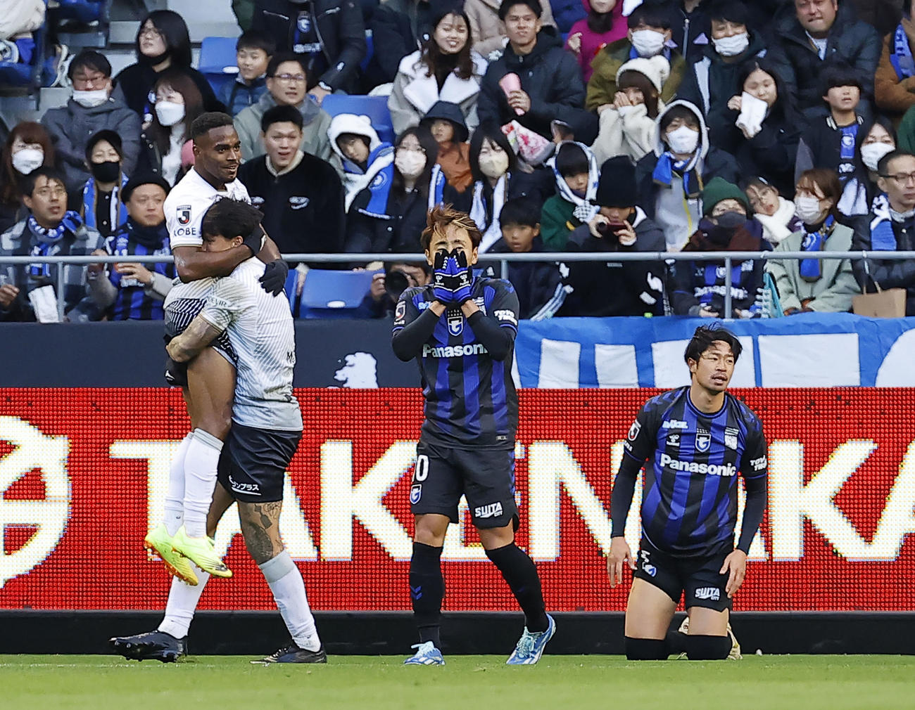 G大阪対神戸　後半、先制ゴールを決め喜ぶ神戸パトリッキ（左端）（撮影・藤尾明華）