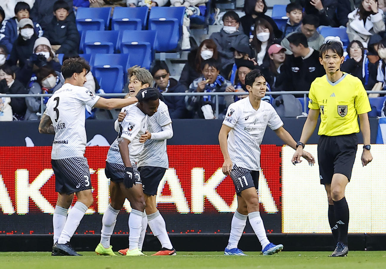 G大阪対神戸　後半、先制ゴールを決めた神戸パトリッキ（左から2人目）を祝福する大迫（中央）（撮影・藤尾明華）