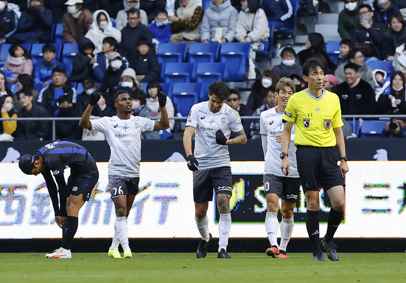 G大阪対神戸　後半、先制ゴールを決め喜ぶ神戸パトリッキ（左から2人目）（撮影・藤尾明華）