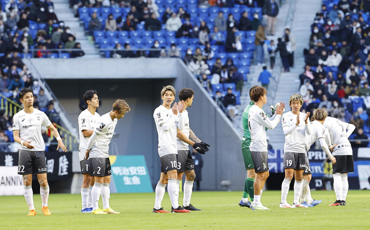 G大阪対神戸　G大阪に勝利した神戸イレブン（撮影・藤尾明華）