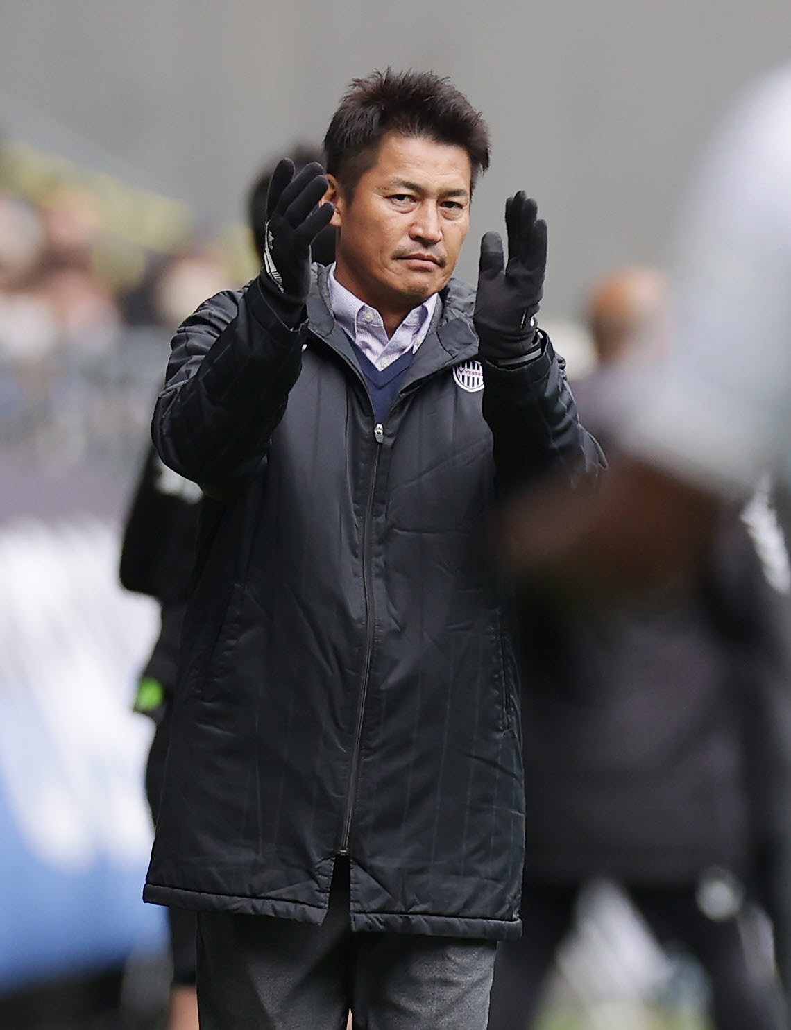 G大阪対神戸　前半、戦況を見守る神戸吉田監督（撮影・前田充）