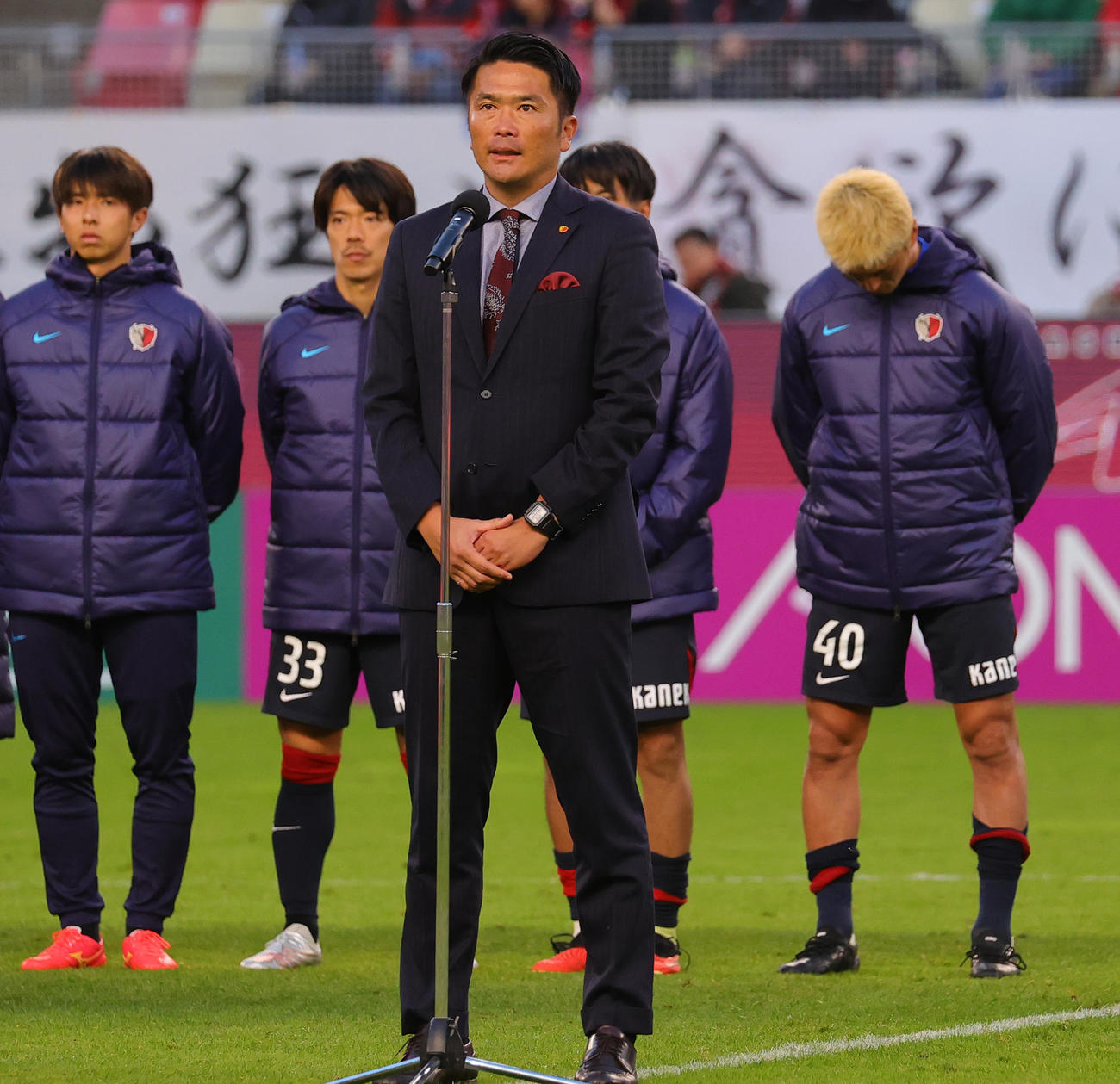 鹿島対横浜FC　最終戦セレモニーでスピーチする鹿島岩政監督（撮影・野上伸悟）