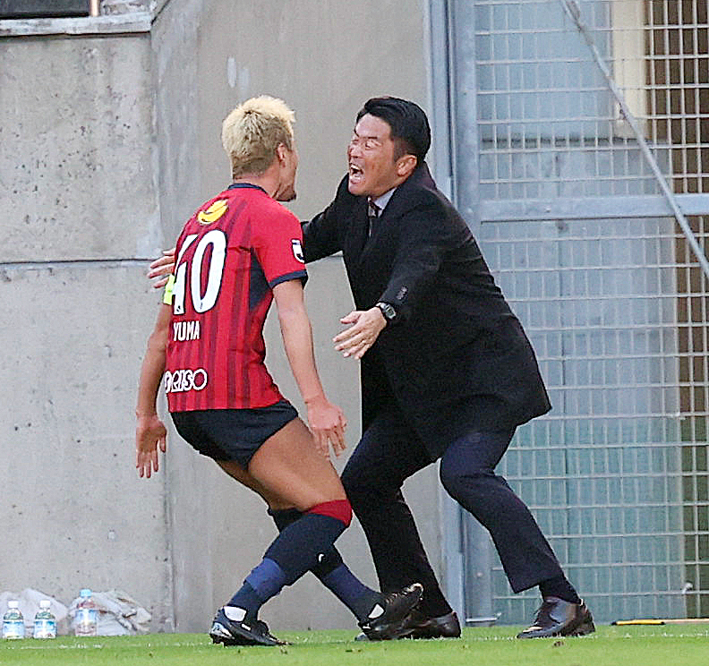 鹿島対横浜FC　前半、先制ゴールを決め、岩政監督（右）と喜びあう鹿島鈴木（撮影・野上伸悟）