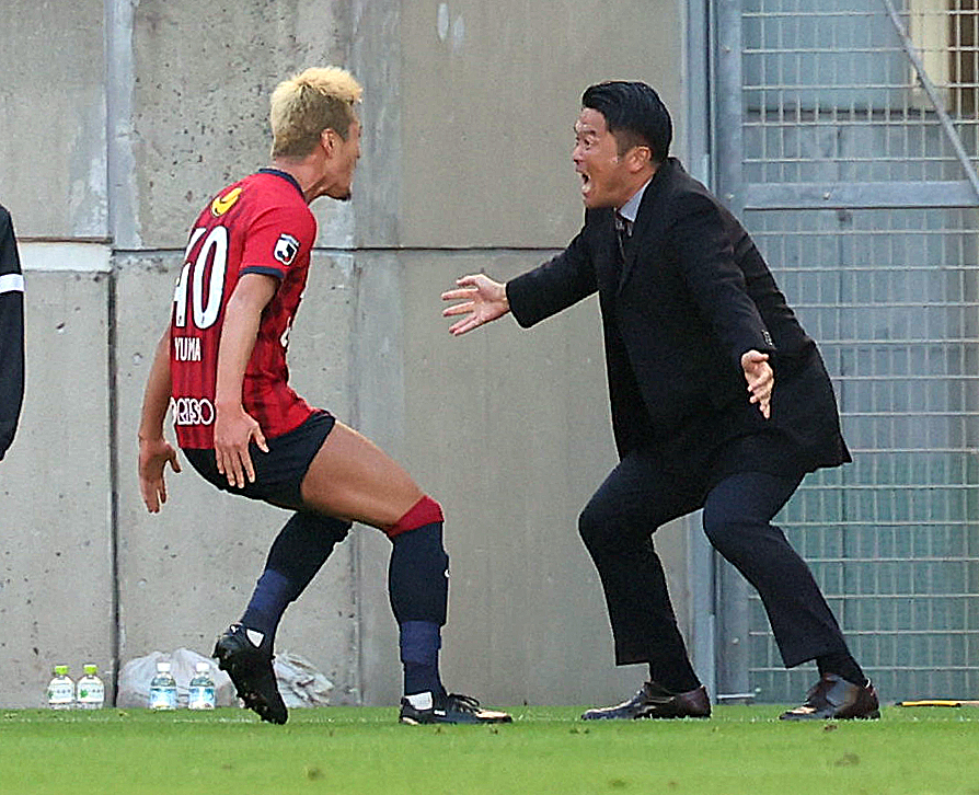 鹿島対横浜FC　前半、先制ゴールを決め、岩政監督（右）と喜びあう鹿島鈴木（撮影・野上伸悟）