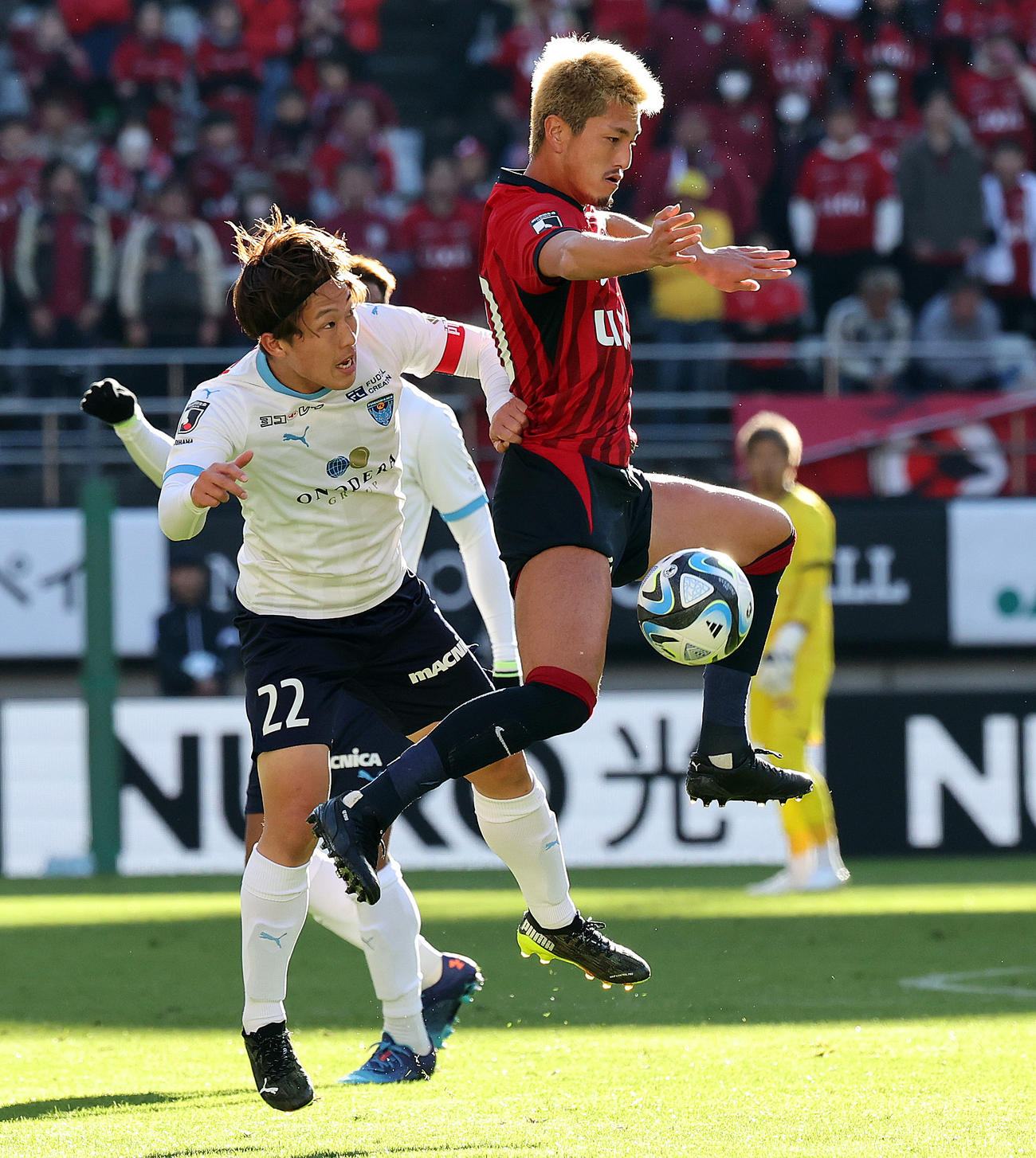 鹿島対横浜FC　前半、競りあう横浜FC岩武（左）と鹿島鈴木（撮影・野上伸悟）